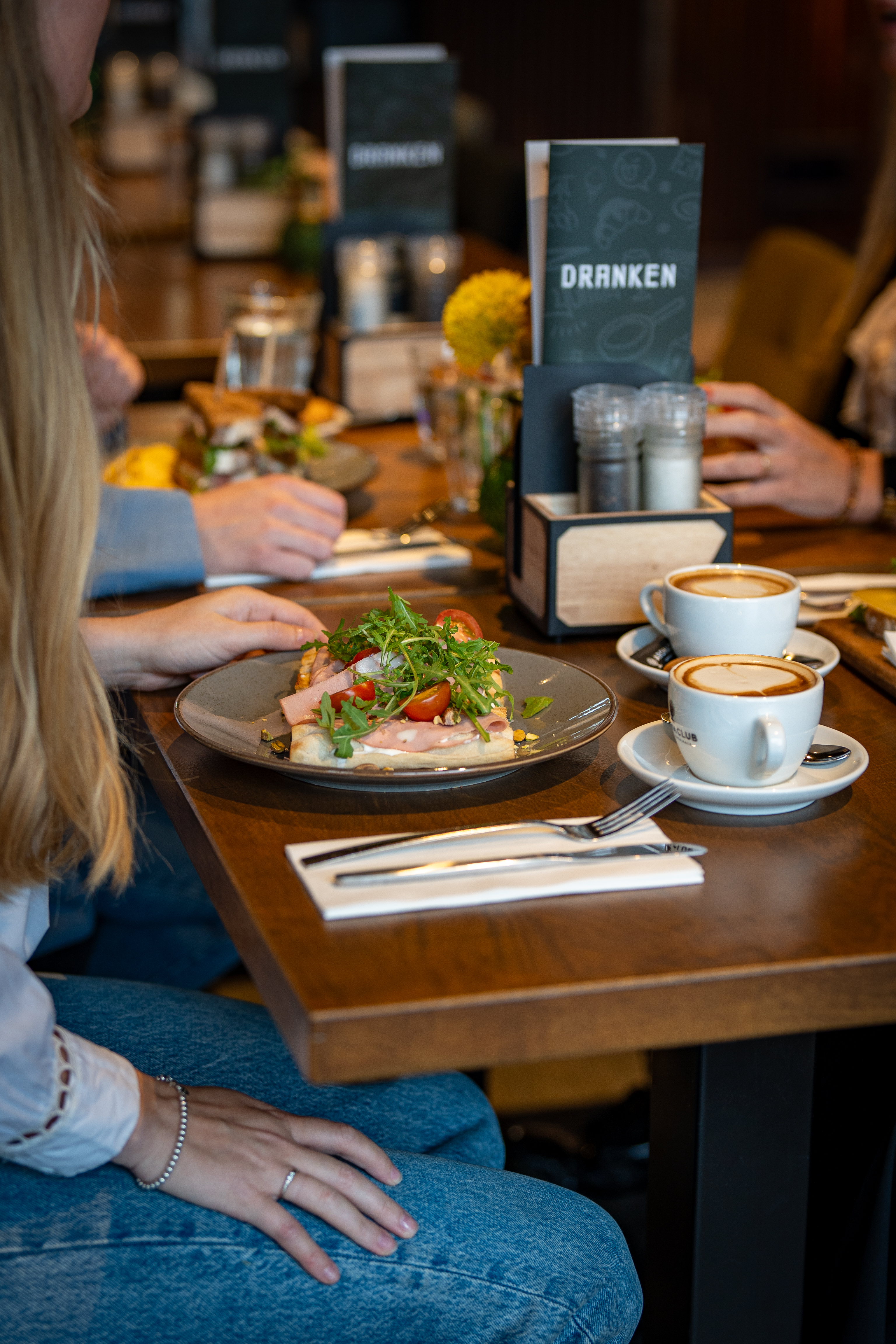 Verse lunch geserveerd tijdens zakelijke meeting
